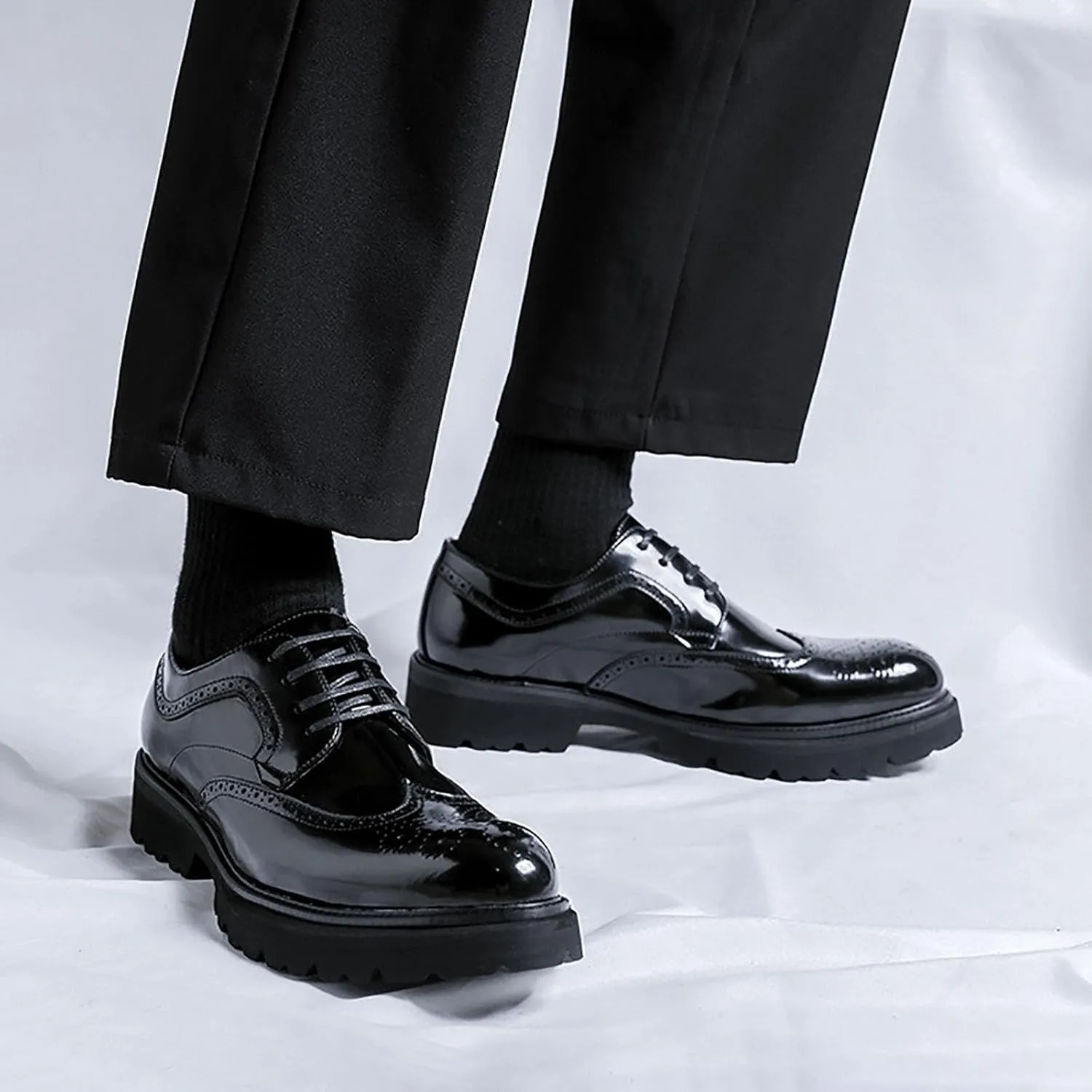 New Men's Business Formal Shoes， Lace-up Patent Leather Trendy Hollowout Footwear with Increased Inner Bottom Casual Wedding Groom Shoes
