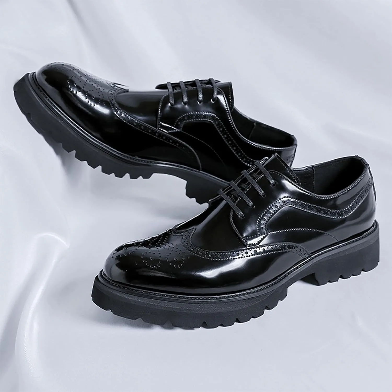 New Men's Business Formal Shoes， Lace-up Patent Leather Trendy Hollowout Footwear with Increased Inner Bottom Casual Wedding Groom Shoes