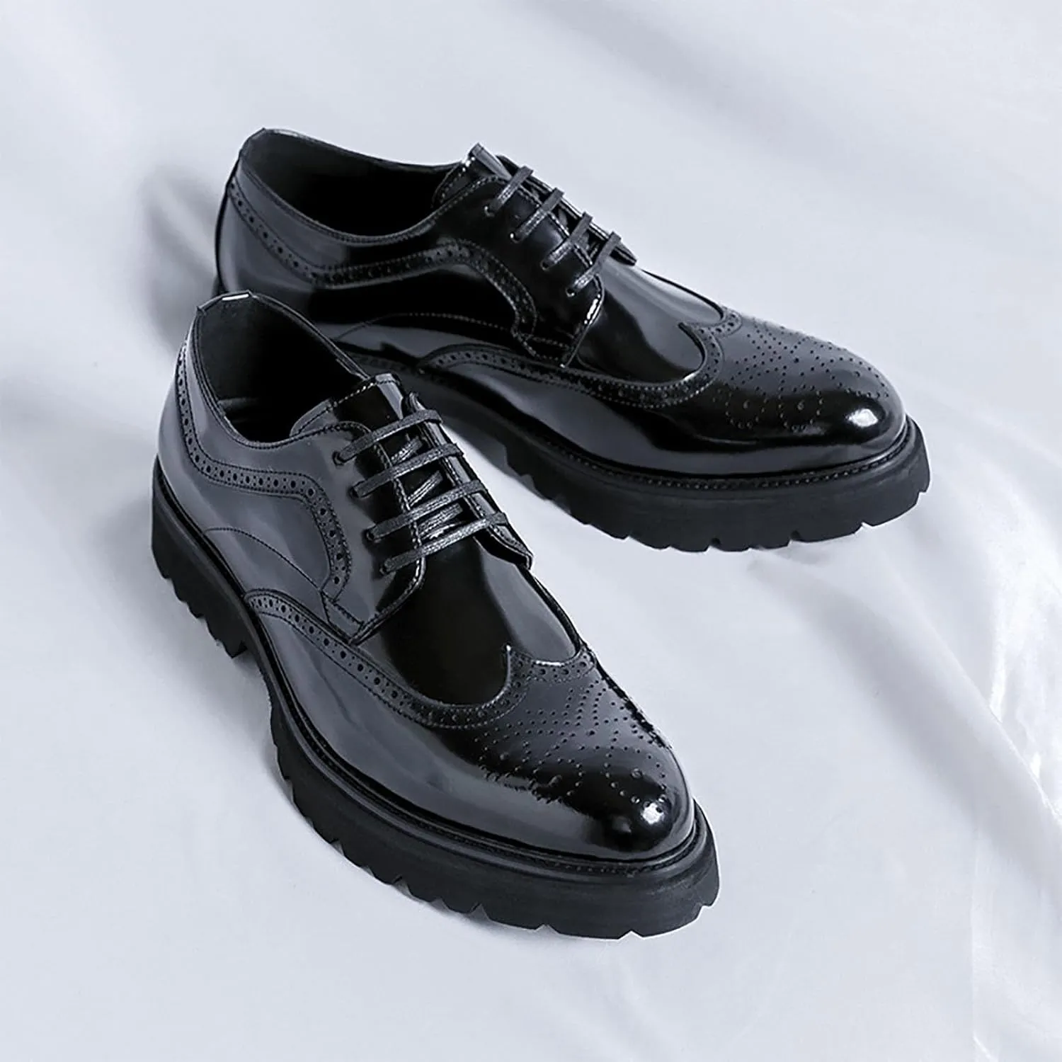 New Men's Business Formal Shoes， Lace-up Patent Leather Trendy Hollowout Footwear with Increased Inner Bottom Casual Wedding Groom Shoes